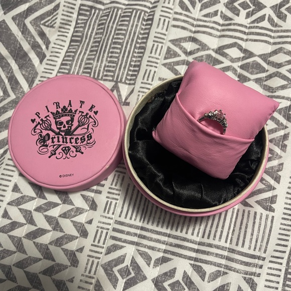 Walt Disney Pirates Of The Caribbean box Pink & Black - Picture 10 of 14